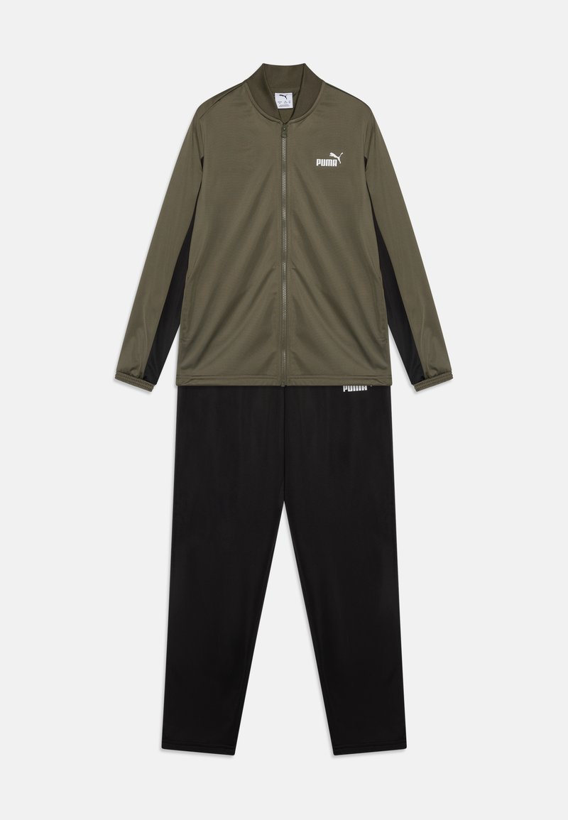 Olíva zöld sportdzseki fekete részletekkel és cipzárral, fekete nadrággal párosítva. A Puma logó mind a felső, mind az alsó részen található.