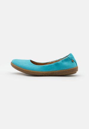 Chaussure plate en cuir bleu vif avec un bout arrondi et une semelle en caoutchouc marron, présentée sur le côté sur un fond blanc.