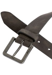 Bruine leren riem met een textuurafwerking, voorzien van een rechthoekige metalen gesp met een geborstelde zilveren uitstraling en merketiket.