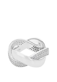 Anillo de plata con diseño entrelazado y acentos de piedra clara. Acabado pulido suave y banda texturizada con pequeños agujeros.