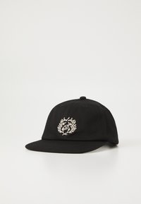 Casquette de baseball noire en coton avec une visière incurvée, présentant un design circulaire brodé avec des accents de couronne de laurier en blanc.