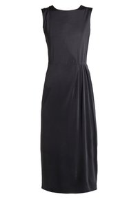 Vestido negro sin mangas con escote redondo, que presenta un diseño de cintura plisada y una textura de tela suave, que llega hasta la mitad de la pantorrilla.