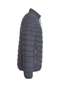 Mörkgrå pufferjacka med horisontellt kviltade stygn, hög krage och en dragkedjeförsedd sidficka. Slät textur med lätt isolering.