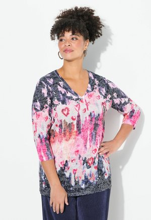 Top coloré à col en V avec un mélange de motifs abstraits roses, gris et violets, à manches trois-quarts et coupe décontractée.