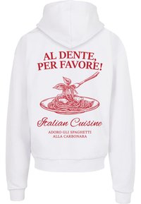 Hvid hættetrøje med rød tekst og grafik af en tallerken spaghetti med en gaffel og basilikum. Teksten inkluderer "AL DENTE, PER FAVORE!" og "Italiensk Køkken."
