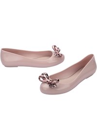 Ballet flats rosa lucidi con punta arrotondata, caratterizzate da un accento a forma di fiocco metallico sul davanti e una texture liscia. Design con suola piatta.