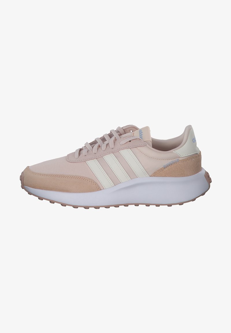 Baskets de sport rose clair en mesh et daim, avec trois rayures blanches, une semelle rembourrée et une semelle extérieure en caoutchouc texturé pour une meilleure adhérence.