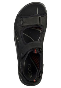 Svarte sandal med justerbare stropper og teksturert innersåle. Har røde detaljer og en lett, fleksibel såle for komfort.