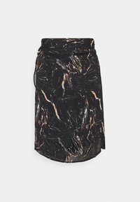Jupe noire avec des stries beiges et brunes abstraites semblables à du marbre, dotée d'une ceinture élastique et d'un ourlet légèrement arrondi.