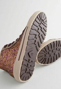 Baskets montantes pailletées avec un mélange de couleurs violet et doré, dotées d'une semelle en caoutchouc à motif texturé pour une meilleure adhérence et d'une bordure crème.