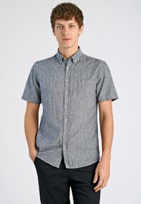 Korte mouwen overhemd met knopen in blauw-witte verticale strepen. Gemaakt van lichte stof met een zak en een klassieke kraagontwerp.