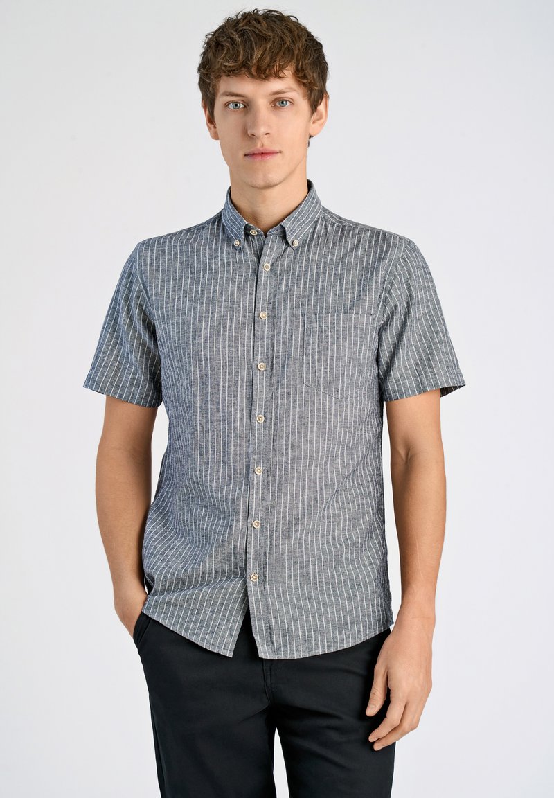 Camisa de manga corta con botones en rayas verticales azul y blanco. Elaborada en tela ligera, con un bolsillo y un diseño de cuello clásico.