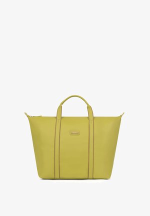 Borsa tote gialla con due manici robusti, chiusura zip e cuciture contrastanti marroni. Texture liscia, design spazioso e strutturato.