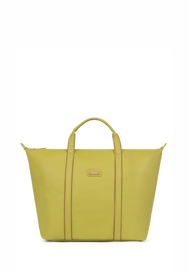 Borsa tote gialla con due manici robusti, chiusura zip e cuciture contrastanti marroni. Texture liscia, design spazioso e strutturato.