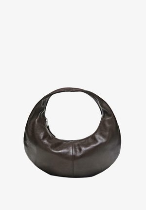 Donkerbruine, halvemaanvormige leren handtas met een enkele riem en een bovenzijde ritssluiting.