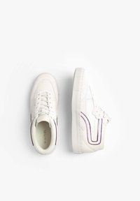 Sneakers bianchi con tomaia in pelle testurizzata, accenti viola a contrasto, allacciatura tradizionale e suola in gomma. Design pulito, stile minimalista.