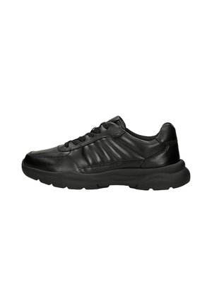 Baskets noires de sport avec un dessus en cuir lisse, un col rembourré et des accents latéraux texturés, dotées d'une épaisse semelle en caoutchouc pour le confort.