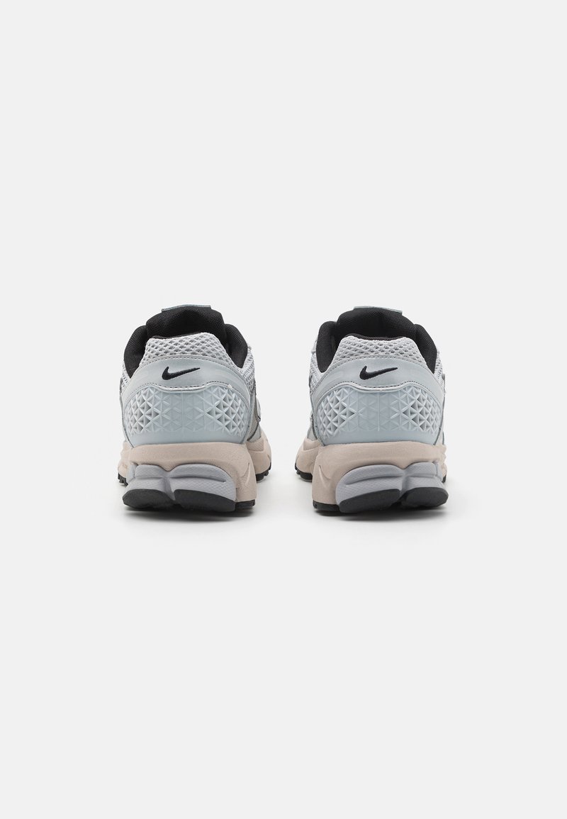 Nike Sportswear ZOOM VOMERO 5 - Tenisky - pure platinum/chrome/light orewood brown/wolf grey/black/white