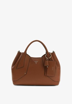 Borsa a mano in pelle marrone con due manici, logo triangolare Guess e portachiavi annesso con porta carte e piccolo ciondolo a forma di campanella.