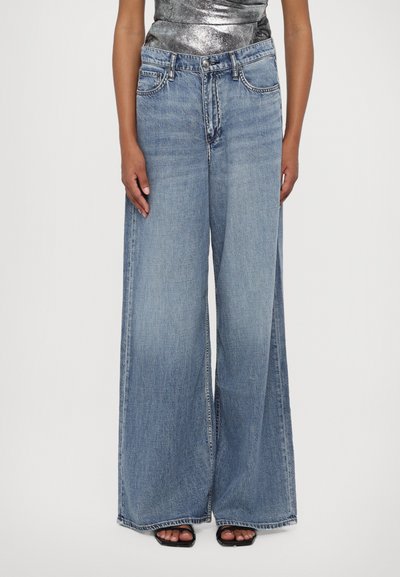 Jean large en denim bleu clair à taille haute, doté de cinq poches, d'une fermeture à bouton et d'un léger délavage sur le tissu.