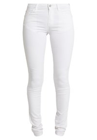 Jean skinny blanc à taille haute, fabriqué en tissu denim avec une texture lisse, design à cinq poches et fermeture à bouton à l'avant.