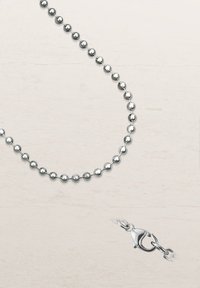 Silberne Perlenkette mit runden, reflektierenden Perlen. Verfügt über einen sicheren Verschluss zum Schließen. Glatte Textur und einheitliches Design.