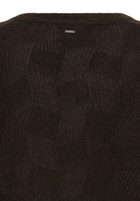 Tissu tricoté brun foncé avec un motif en zigzag texturé subtil et une petite étiquette métallique rectangulaire près du centre supérieur.