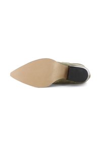 Scarpa con tacco alto in camoscio verde, con punta affilata e suola beige chiaro. Presenta un accento nero sul tacco e un design semplice e pulito.