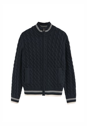 Mørkeblå kabelstrikket trøje med lynlås, ribstrikkede manchetter, krave og kant med hvide stribeaccenter samt to forlommer.