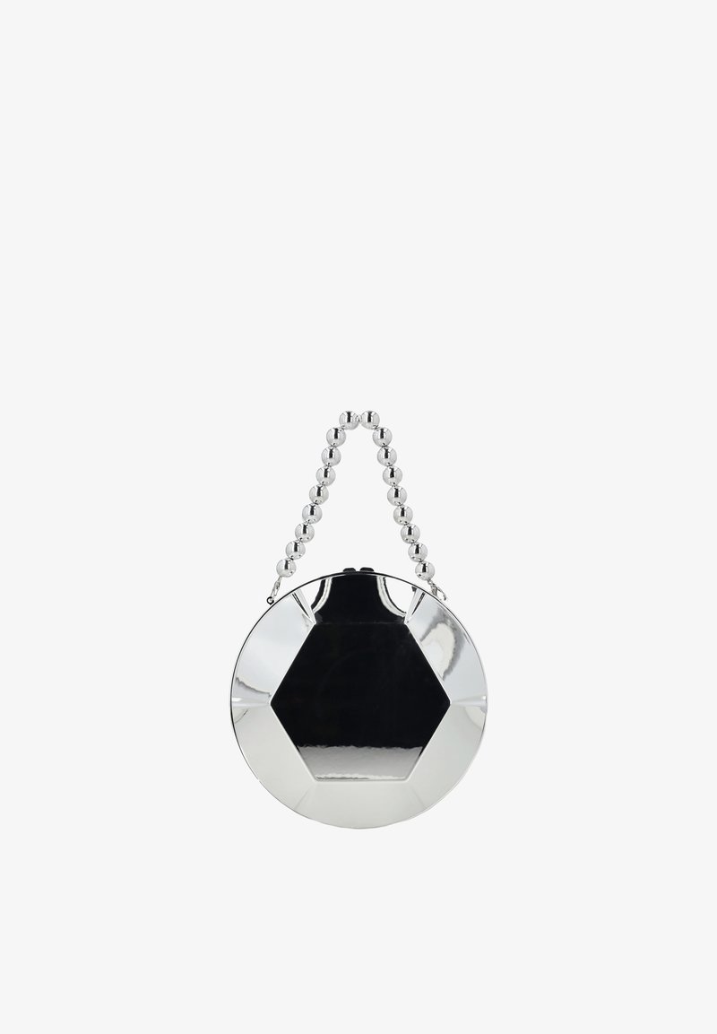 Pochette ronde argentée avec un centre hexagonal et une poignée faite de grosses perles argentées.