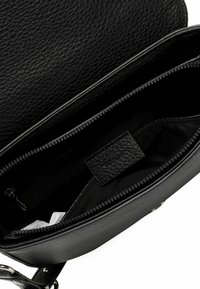 Schwarze Lederhandtasche mit strukturiertem Finish, ausgestattet mit einem Reißverschluss, weicher Stoffauskleidung und einem Innenfach zur Organisation.