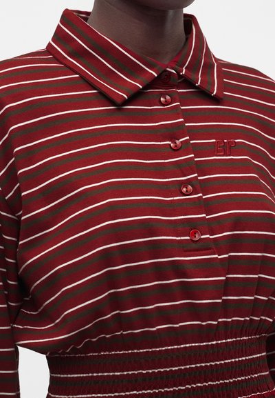 Polo à manches longues rayé rouge, vert et blanc avec boutons, col et taille élastique, brodé de « EP » sur la poitrine.