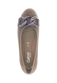 Bruine suède platte schoen met een ronde neus en een decoratieve metallic kettingaccent aan de voorkant. Zachte, gestructureerde oppervlakte en gevoerde inlegzool.