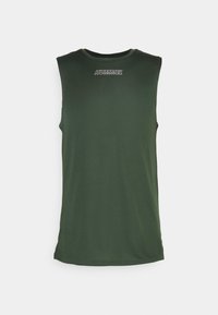 Bezrękawnik sportowy w kolorze zielonym, wykonany z gładkiego materiału, z okrągłym dekoltem i białym logo "HUMMEL" na klatce piersiowej.