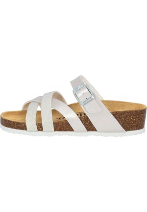 Sandale blanche avec trois lanières texturées, une boucle et une semelle en liège. Caractéristiques d'un léger talon compensé et d'une semelle extérieure blanche.