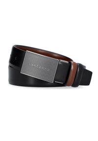 Czarny skórzany pasek z prostokątną srebrną klamrą o teksturowanej powierzchni, wykończony brązowym wnętrzem.