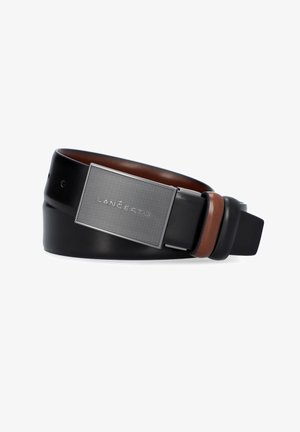 Czarny skórzany pasek z prostokątną srebrną klamrą o teksturowanej powierzchni, wykończony brązowym wnętrzem.