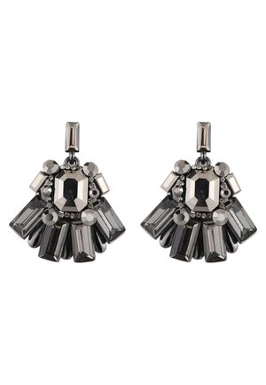 Paire de boucles d'oreilles géométriques goutte argent et noir avec des pierres rectangulaires et circulaires facettées disposées en éventail.