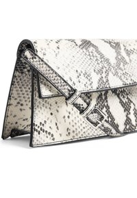 Struktūrizuota rankinė su juodai balta gyvatės oda. Dizainas apima užsegimą su užsklanda ir reguliuojamą dirželį.