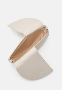 Borsa a pochette beige con esterno liscio, design piegato e rivestimento interno morbido. Presenta una chiusura a scatto e dettagli di cucitura discreti.