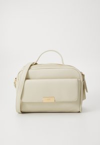 Petit sac bandoulière crème en cuir texturé. Avec une poche à rabat à l'avant et un accent en métal doré. Fermeture éclair.