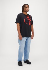 Calvin Klein Jeans SCATTERED LOGO TEE - Print T-shirt - black/red