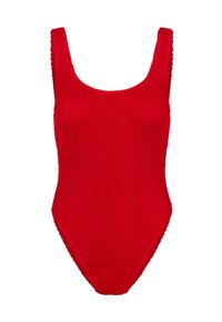 Maillot de bain une pièce rouge en tissu texturé. Présente un décolleté plongeant et de larges bretelles, avec une coupe haute au niveau des jambes et des bords ondulés.