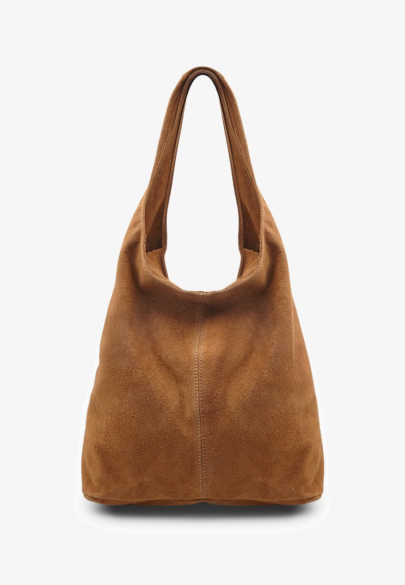 Sac hobo en daim marron avec une large bandoulière et une couture centrale visible sur une surface lisse au toucher doux.