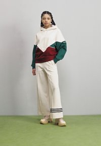 adidas Originals ADICOLOR NEUCLASSICS - Tréningruha alsók - white/black