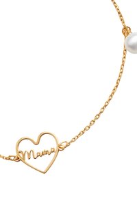 Złoty bransoletka z łańcuchem, z sercowym zawieszką z napisem "Mama" wykonanym kursywą oraz małą białą perłą jako akcentem.