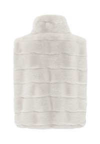 Lichtgrijze nepbontponcho met een hoge kraag, voorzien van een gestructureerd, golvend patroon op het oppervlak. Zacht, knus materiaal met omkeerbaar ontwerp.