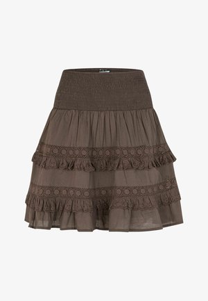 Pruun põlvpikkune seelik, millel on kurrutatud vöökoht, kaks horisontaalset pitsi- ja volditud äärise detaili valgel taustal.