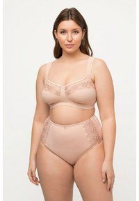 Ensemble de lingerie beige comprenant un bralette avec des détails brodés et des culottes taille haute avec des accents en dentelle. Texture lisse et satiné.