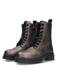 Bottes chelsea en cuir gris métallisé avec un dessus en cuir texturé, un laçage à l'avant, une fermeture éclair sur le côté et une semelle en caoutchouc noire épaisse.
